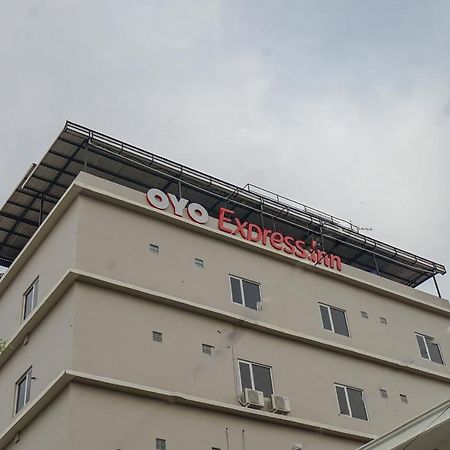 פאלמבאנג Oyo 616 Express Inn מראה חיצוני תמונה