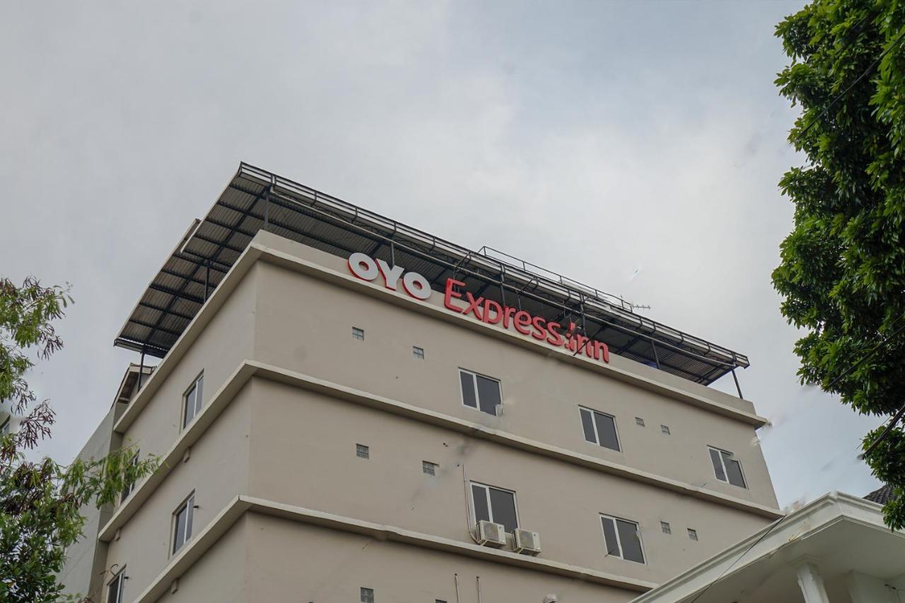 פאלמבאנג Oyo 616 Express Inn מראה חיצוני תמונה