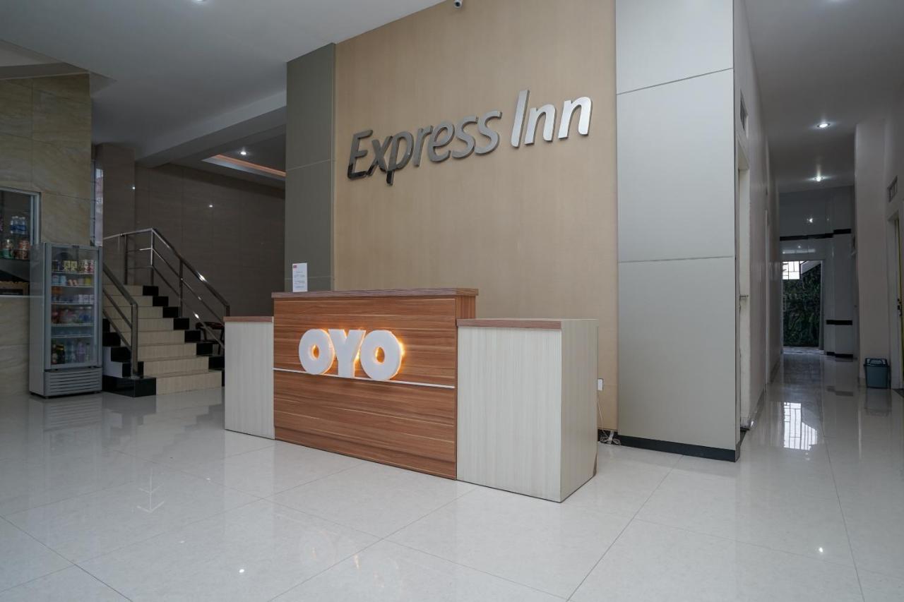 פאלמבאנג Oyo 616 Express Inn מראה חיצוני תמונה